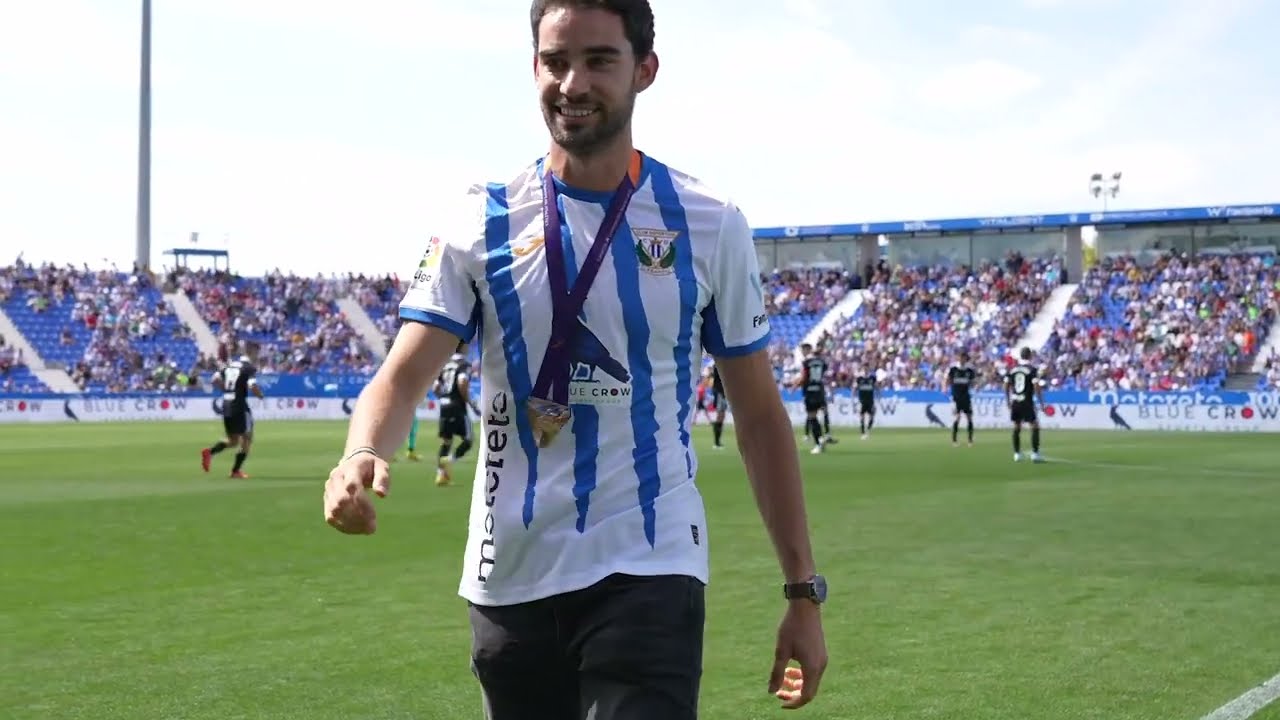 👏🏻 Álvaro Martín realiza el saque de honor en Butarque