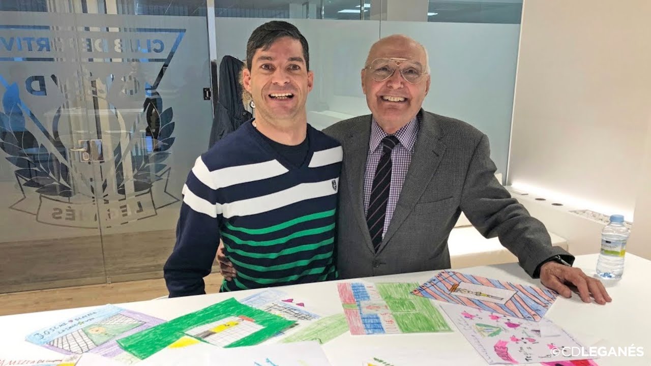 Josemi 'La Araña', portero del C.D. Leganés Genuine, recibe una sorpresa de unos alumnos asturianos