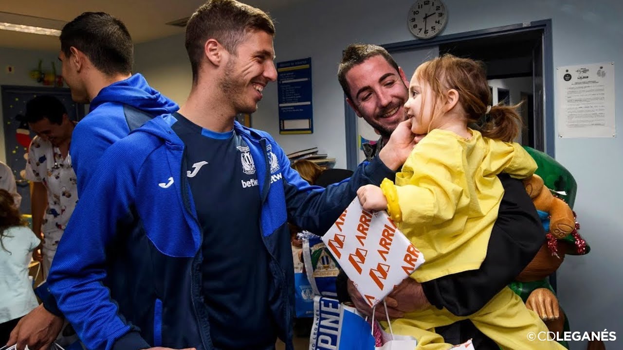El C.D. Leganés llena de sonrisas y regalos el Hospital Severo Ochoa